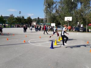 Pod koši je bilo vseskozi veliko otrok. 